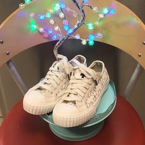 👟👟Drake General Store + Bata Bullets Shoes Size 4 ✨✨